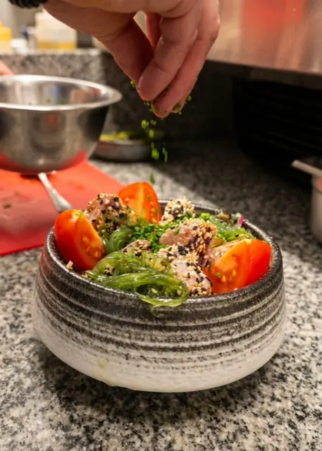 Un poke bowl en cours de dressage