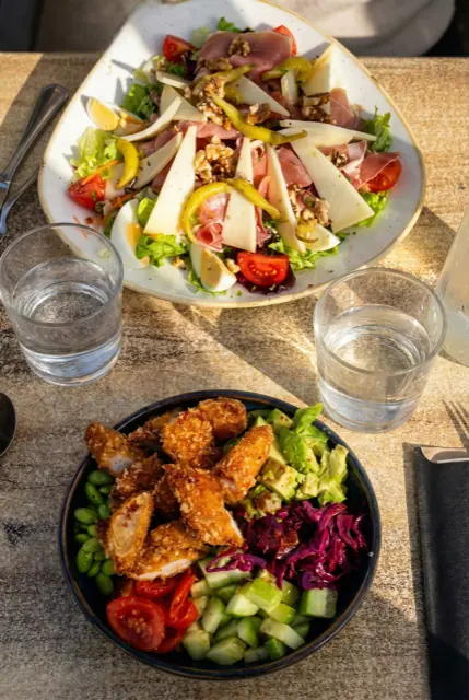 La salade du Pays et un poke bowl poulet