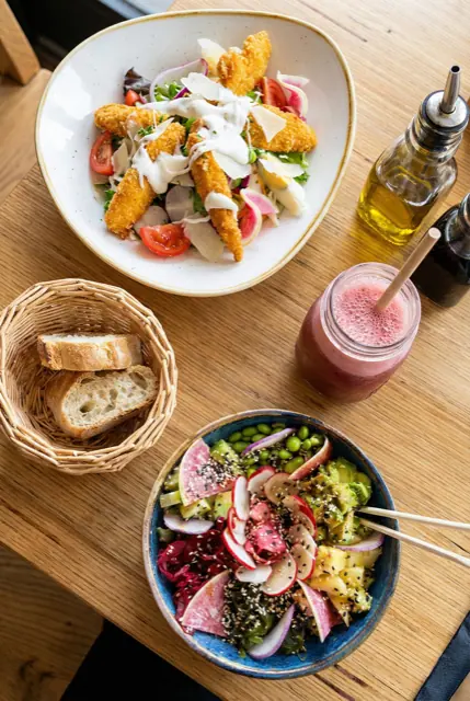 Salade César, poke bowl et jus frais