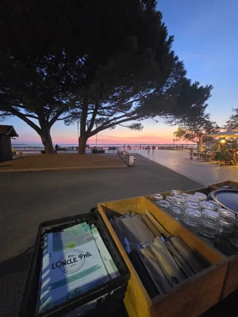 La terrasse au coucher de soleil sur le bassin